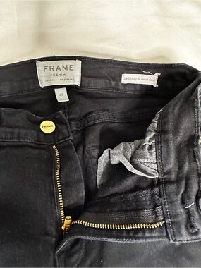 Frame Skinny Jeans in Black